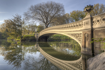 Naklejka premium Bow bridge in spring Central Park