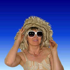 Frau mit Sonnenhut und Brille