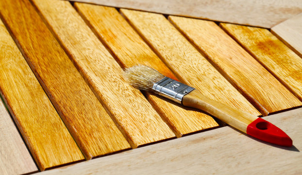 Holztisch wird gestrichen