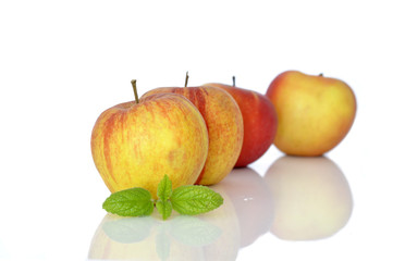 Vier Äpfel