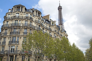 Traditionelles Mehrfamilienhaus und Eiffelturm, Paris