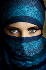 Fototapeta premium Młoda arabska kobieta w hidżabie z seksownymi niebieskimi oczami