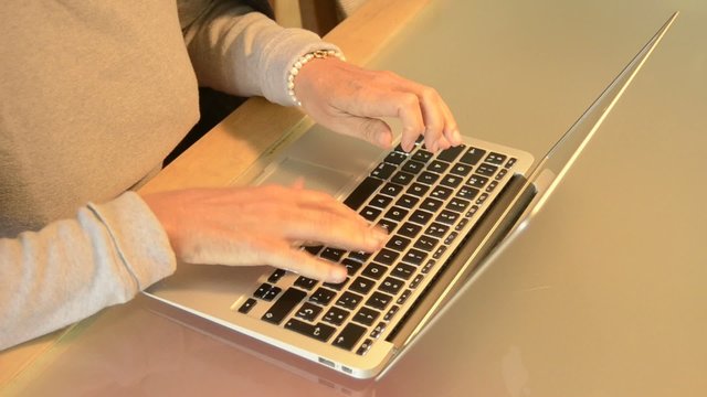 escribiendo portatil