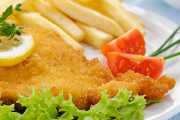Cotoletta di pollo con patatine e pomodorini, close-up