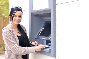 femme avec ATM