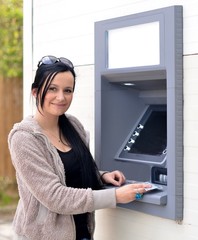 Fototapeta na wymiar femme avec ATM