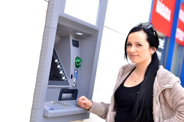 femme avec ATM