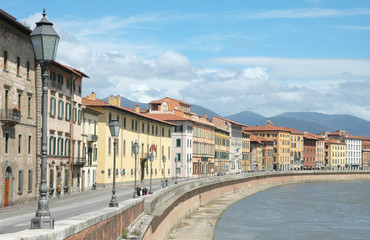 Naklejka na ściany i meble Arno River z mostu z latarni na pierwszym planie w Pizie