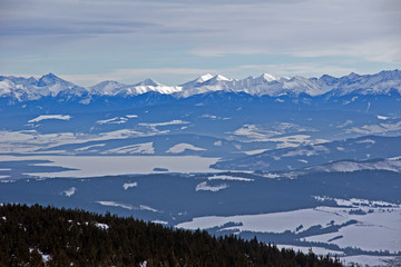 Fototapeta na wymiar Zimowy widok z Babiej Góry na Tatry