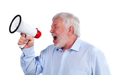 Mann schreit ins Megafon