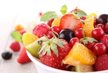 Fotobehang Vruchten geïsoleerde fruitsalade