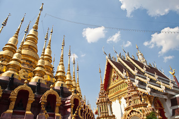 Fototapeta premium Thai temple and gold pagoda