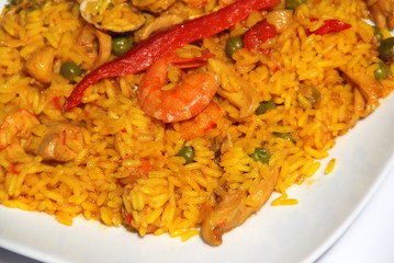 TÍPICA COMIDA ESPAÑOLA. PAELLA VALENCIANA