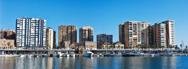 Fototapeta na wymiar Malaga Harbour i miasto - Hiszpania