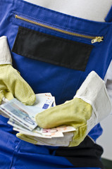 Handwerker hält Geld in den Händen