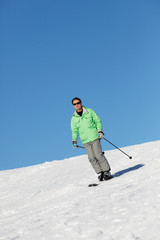 Fototapeta na wymiar Man On Holiday Ski W Górach