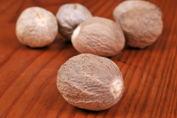 Noix de muscade sur table