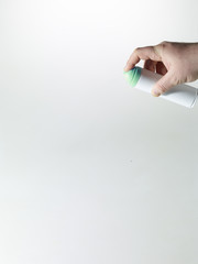 mano di uomo che usa spray personalizzabile