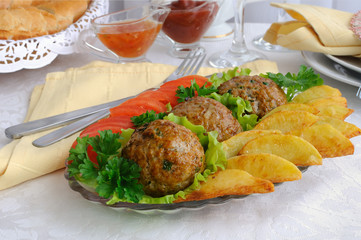Meatballs with herbs and potatoes