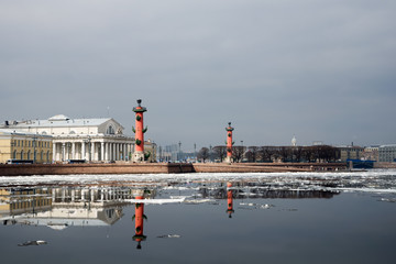 Вид на Стрелку Васильевского острова.  Ледоход на Неве.