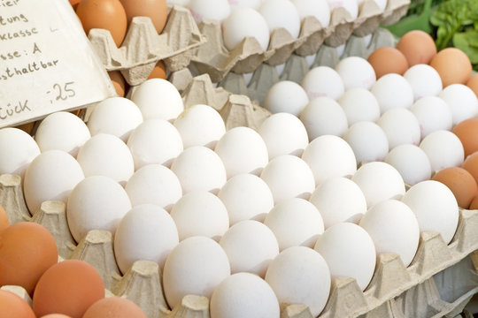 H&uuml;hnereier an einem Marktstand
