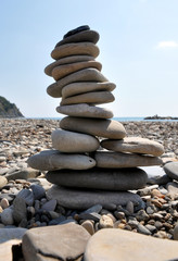 Концепция равновесия - башня из камешков на пляже