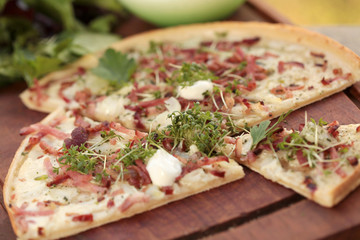 Flammkuchen mit Kräutern