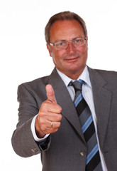 Mann hält Daumen hoch