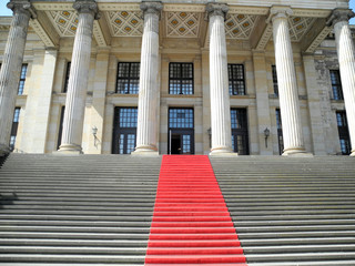 Treppenaufgang mit rotem Teppich