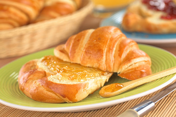 Croissant mit Butter und Orangenmarmelade