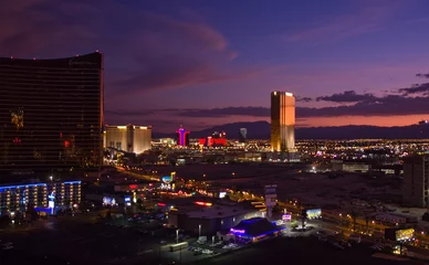 Tuinposter De skyline van Las Vegas bij nacht © edan