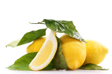 limoni su sfondo bianco