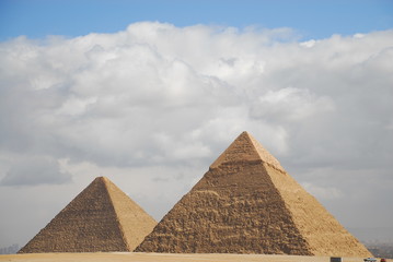 Fototapeta na wymiar Egipt. Kair - Giza. Ogólny widok piramid