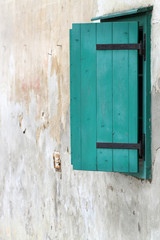 finestra verde in legno