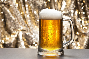 Beer mug in front of a glittering background