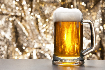 Beer mug in front of a glittering background