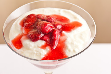 Layered dessert made from strawberries and yogurt / pudding