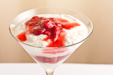 Layered dessert made from strawberries and yogurt / pudding