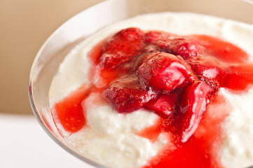 Layered dessert made from strawberries and yogurt / pudding
