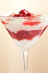Layered dessert made from strawberries and yogurt / pudding