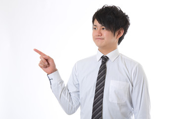 左を指差すビジネスマン