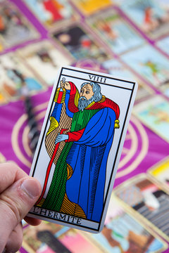 L'Hermite, Tarot card held in the hand