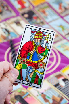 Le Pape, Tarot card held in the hand