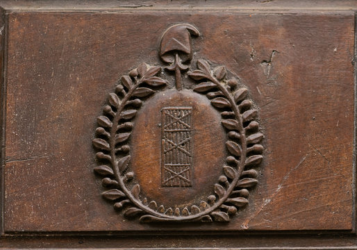 Sculpture r&eacute;volution sur porte bois
