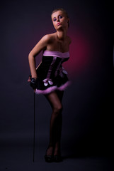 Obraz na płótnie Canvas Modelka stwarzających w czarnej sukience i różowym
