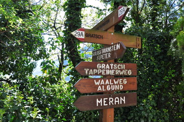 Wanderwegweiser in Südtirol