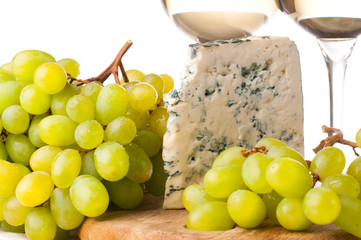 Blue cheese and grapes