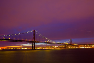 Fototapeta na wymiar 25 de Abril Suspension Bridge w Lizbonie o zachodzie słońca