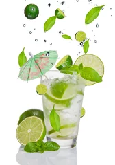  Verse mojito-drank met vallende limoenen in glas © Jag_cz