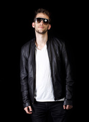 Naklejka premium Portrait of young handsome man wearing sunglasses